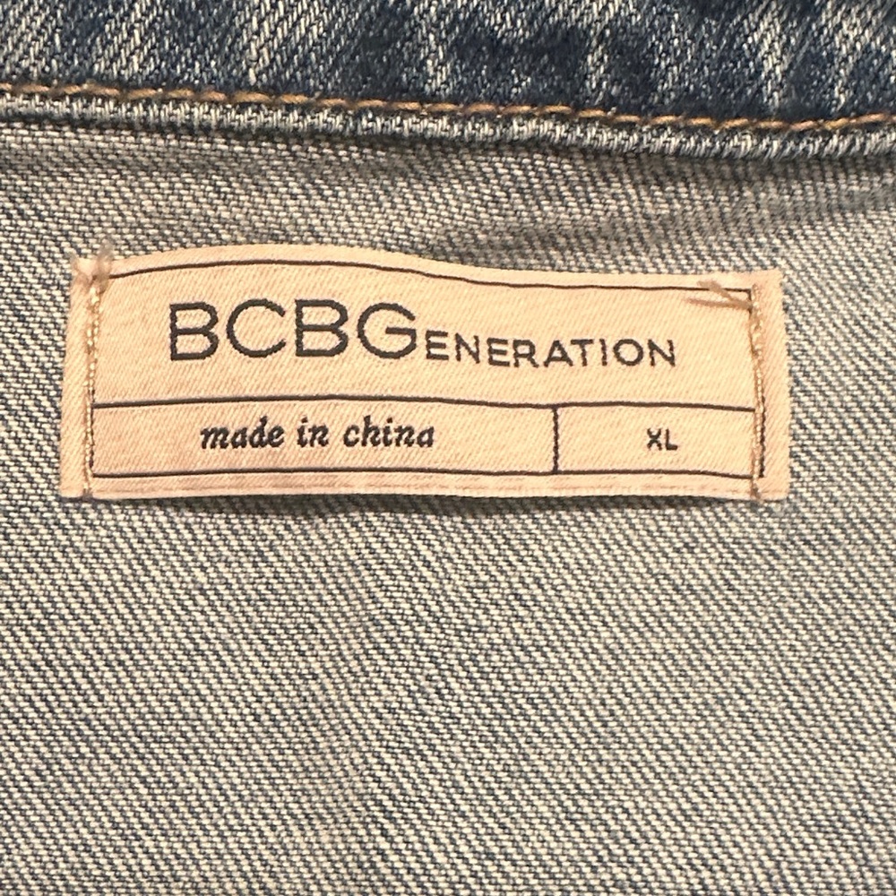 Women's‎ XL BCBGeneration Classic Blue Jean Jacket with Raw Hem - Picture 3 of 6